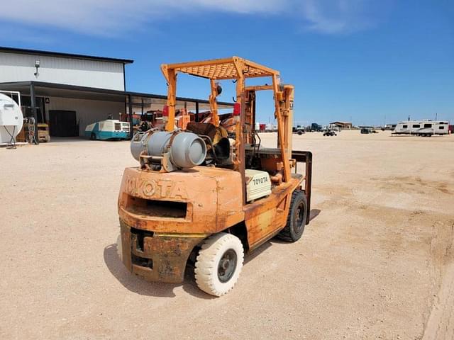 Image of Toyota 2FG30 equipment image 4