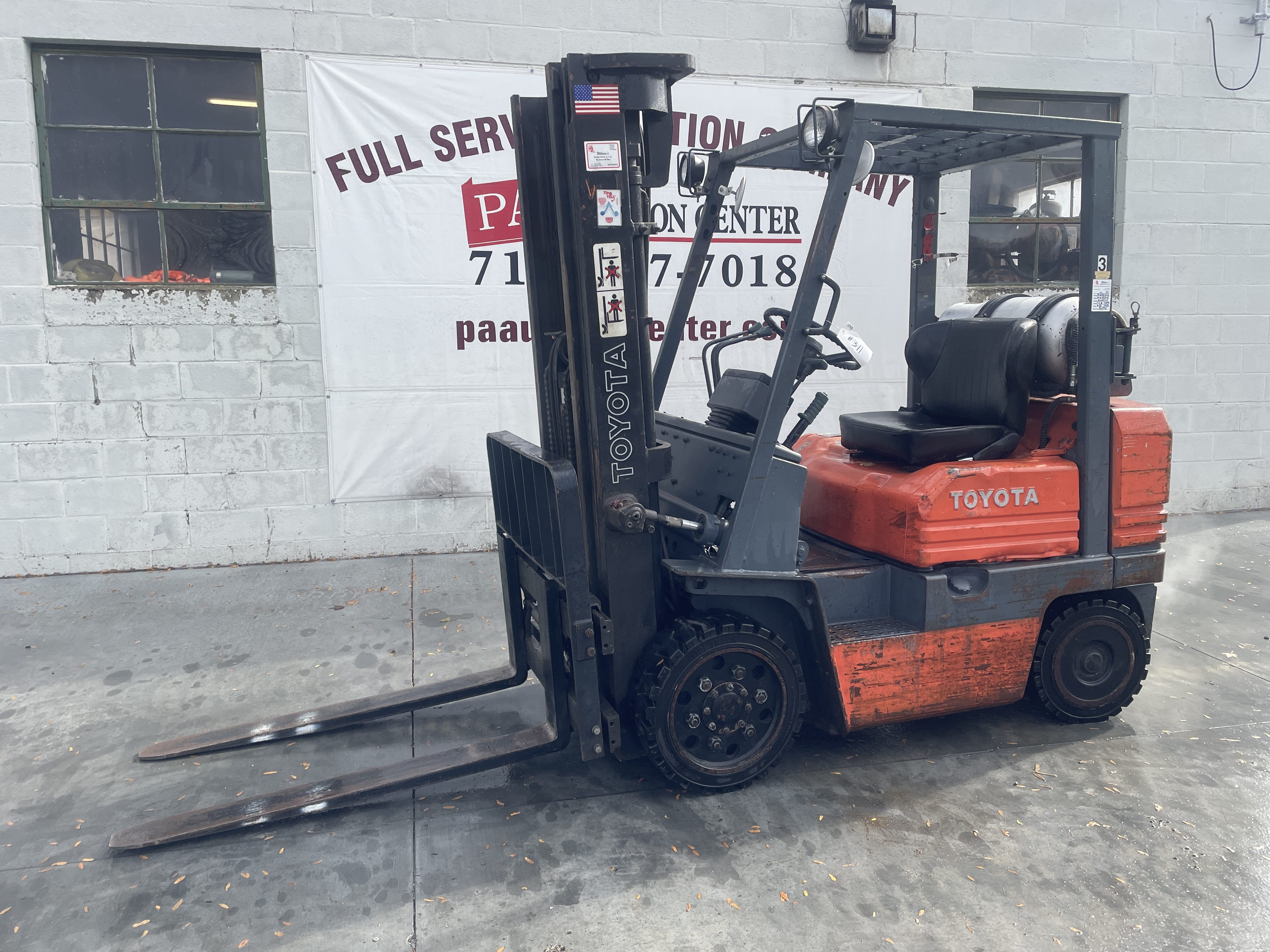 Toyota 5FGC25 Equipment Image0