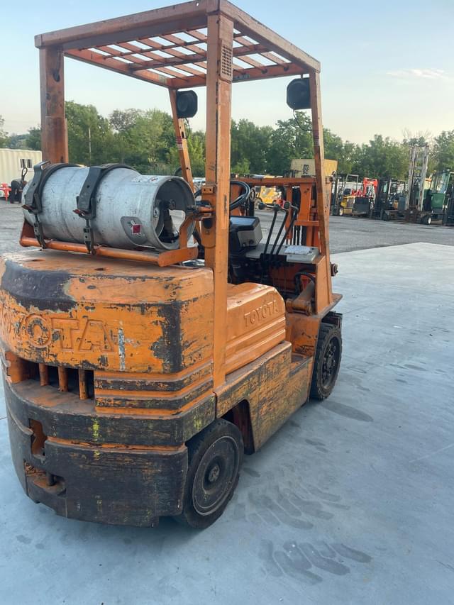 Image of Toyota 5FGC25 equipment image 2