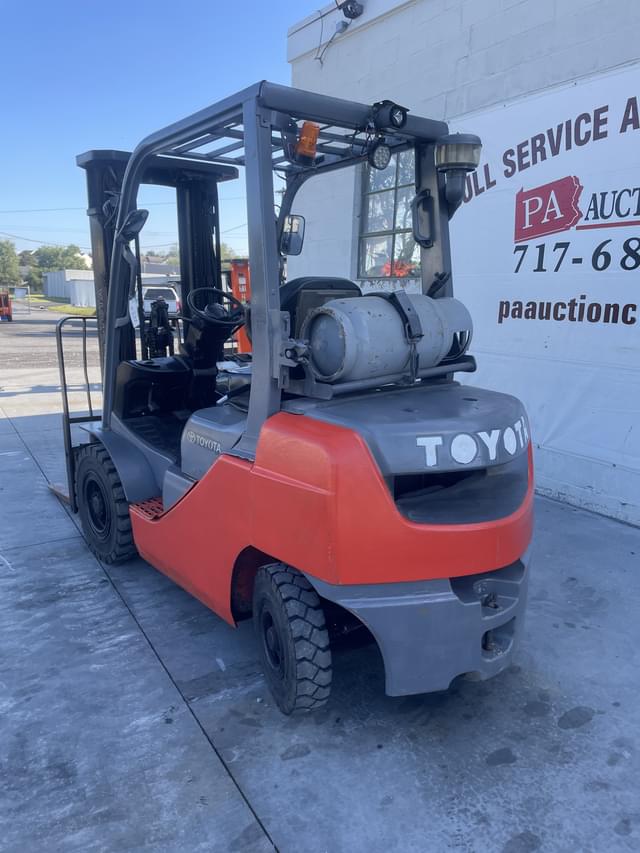 Image of Toyota 8FGU25 equipment image 3