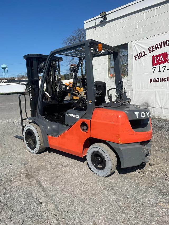 Image of Toyota 8FGU30 equipment image 3