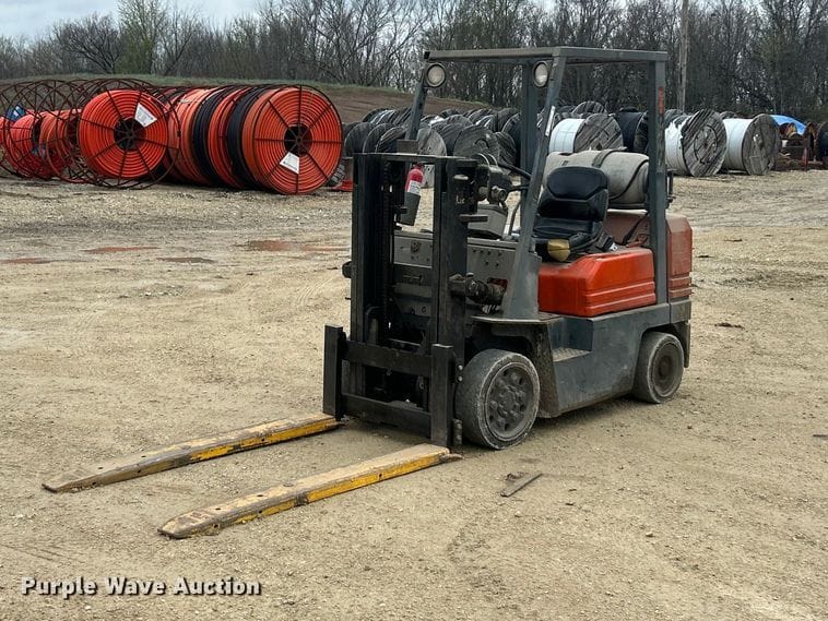 Toyota 5FGC25 Equipment Image0