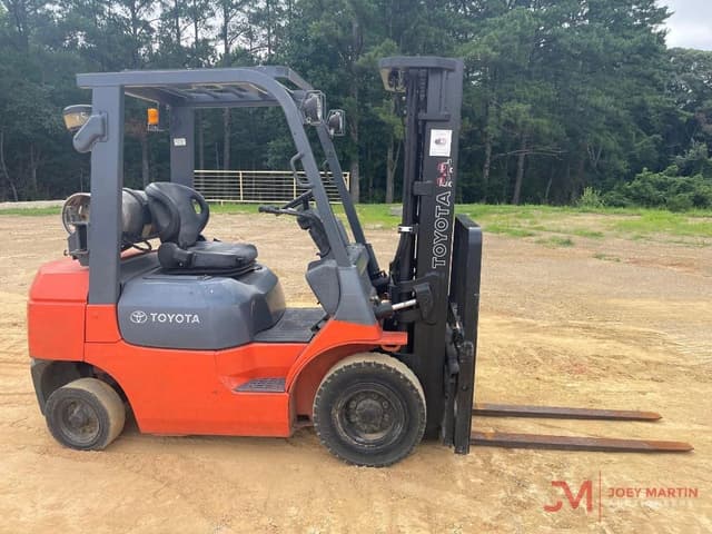 Image of Toyota 7FGU25 equipment image 1