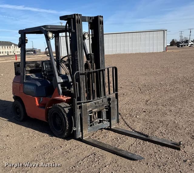 Image of Toyota 7FGU30 equipment image 2