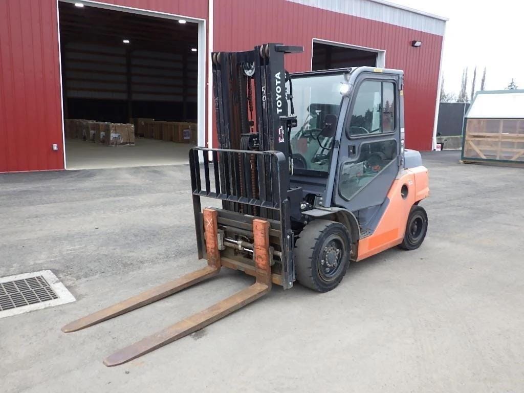 Toyota 8FD35U Equipment Image0