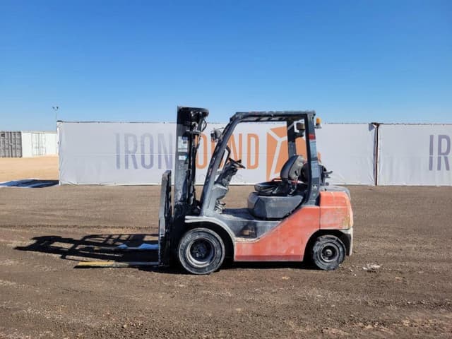 Image of Toyota 8FGU25 equipment image 1