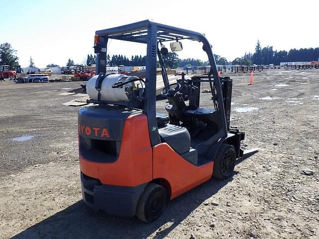 Image of Toyota 8FGU25 equipment image 3