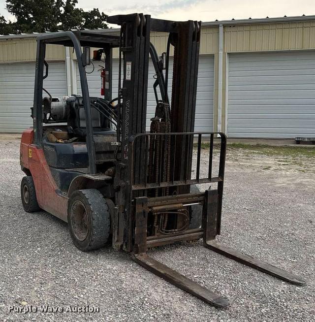 Image of Toyota 8FGU25 equipment image 2