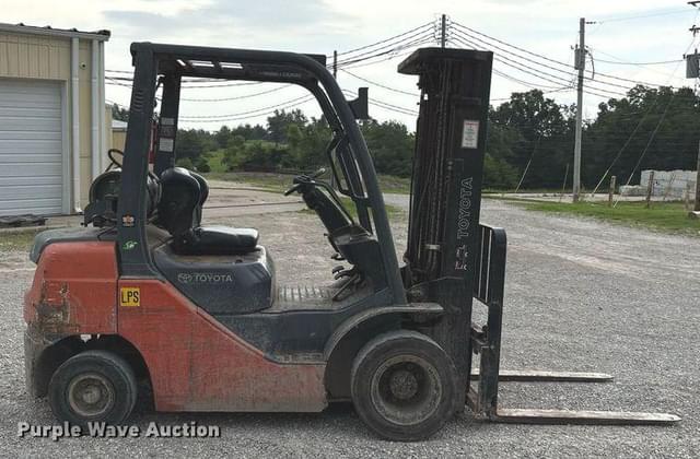 Image of Toyota 8FGU25 equipment image 3