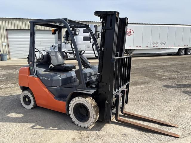 Image of Toyota 8FGU25 equipment image 1