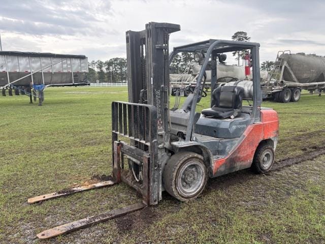 Toyota 8FGU30 Equipment Image0