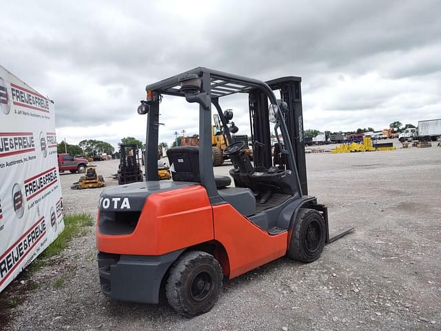 Image of Toyota 8FGU30 equipment image 4