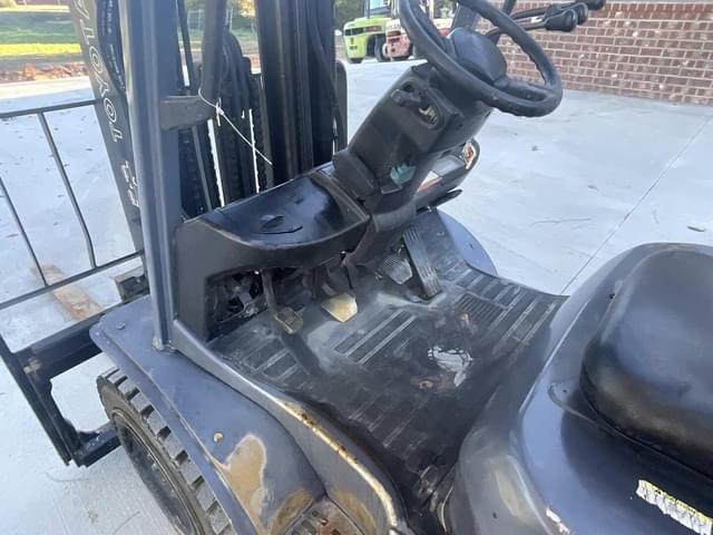 Image of Toyota 8FGU30 equipment image 2