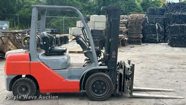 Image of Toyota 8FGU30 equipment image 3