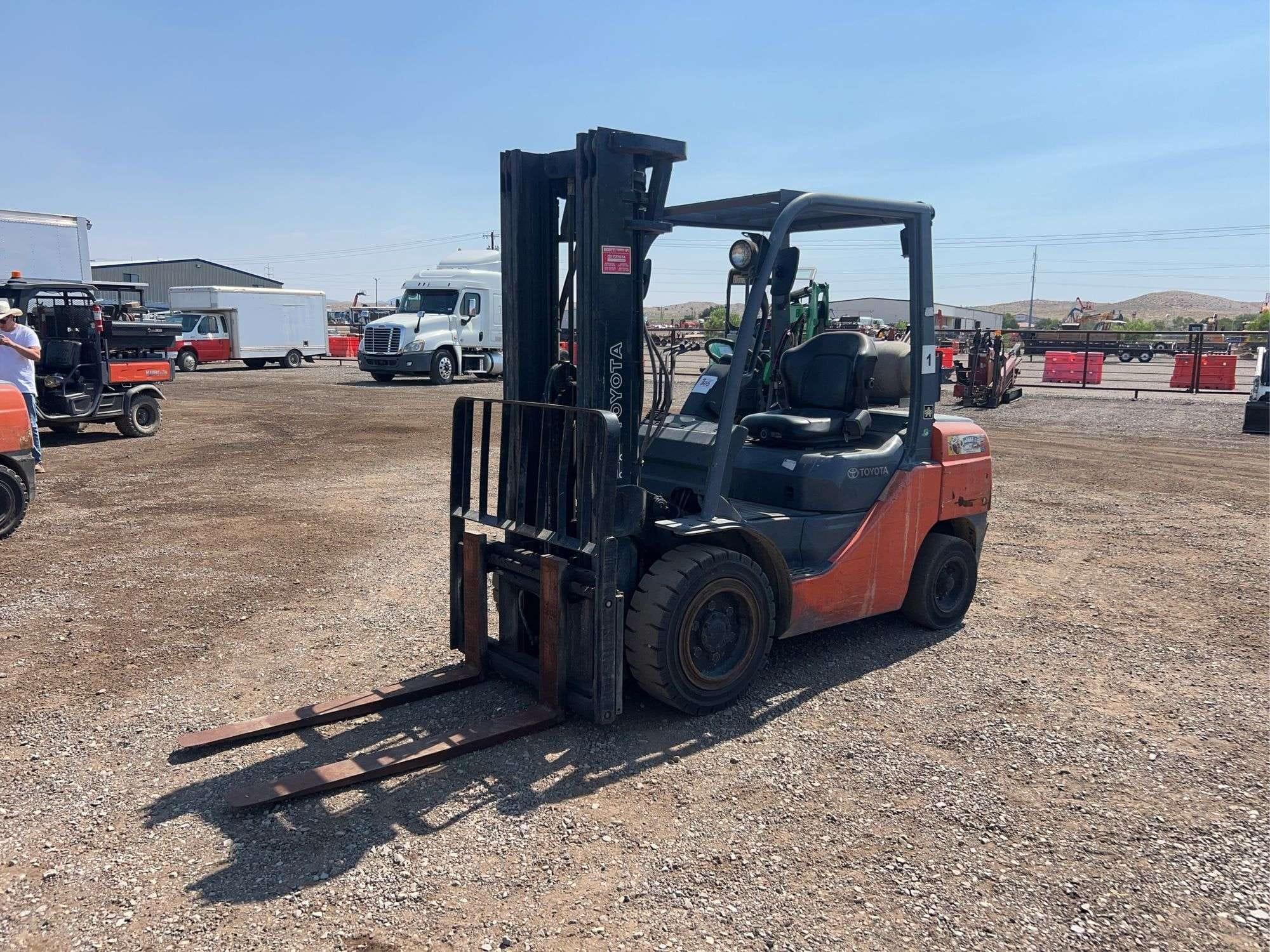 Toyota 8FGU30 Equipment Image0