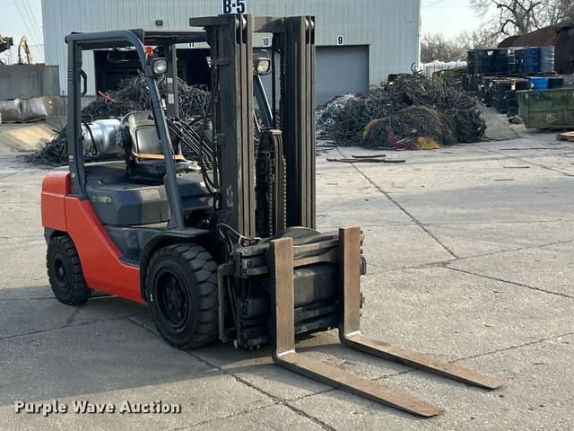 Image of Toyota 8FGU30 equipment image 2