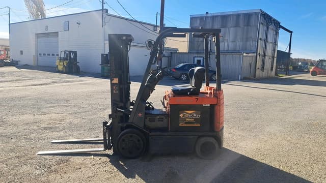 Image of Toyota 7FBCU25 equipment image 1