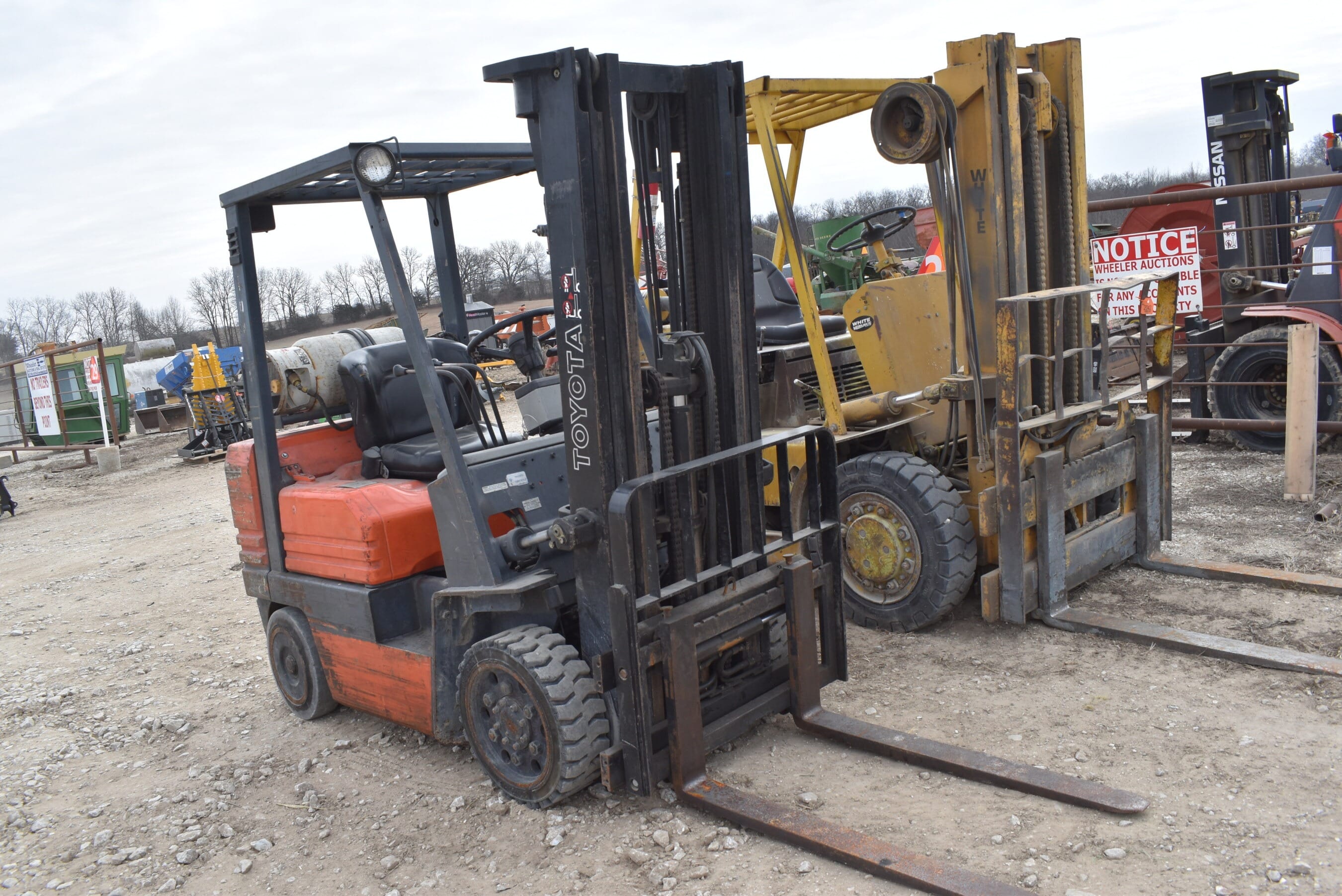 Toyota 5FGC25 Equipment Image0