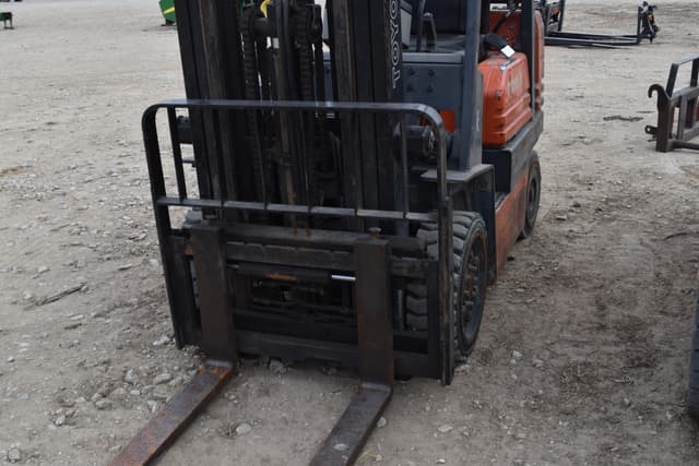 Image of Toyota 5FGC25 equipment image 4