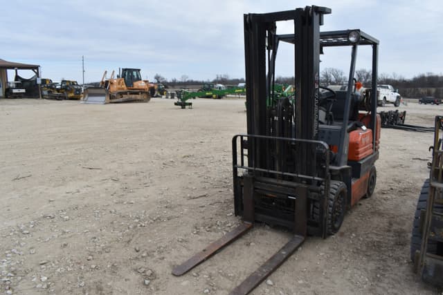 Image of Toyota 5FGC25 equipment image 2