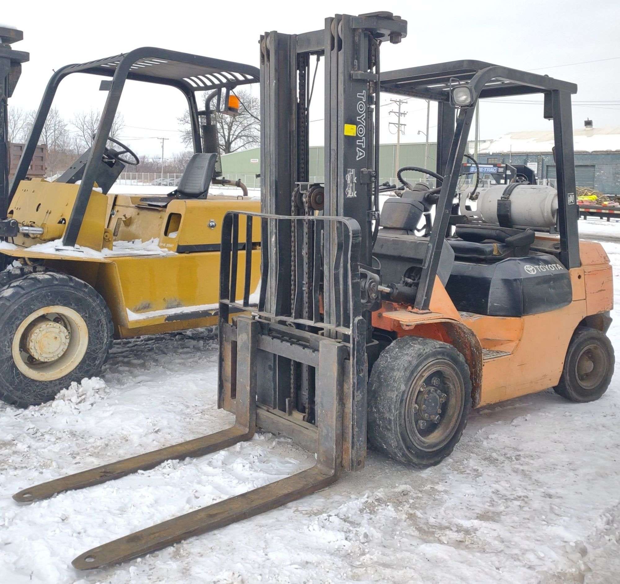 Toyota 7FGU30 Equipment Image0