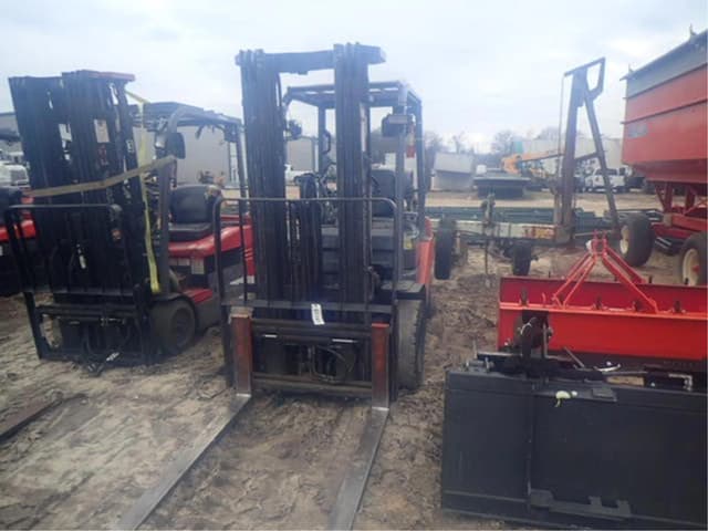 Image of Toyota 8FGU25 equipment image 1