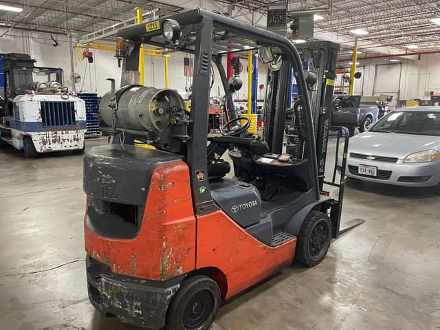 Image of Toyota 8FGU25 equipment image 3