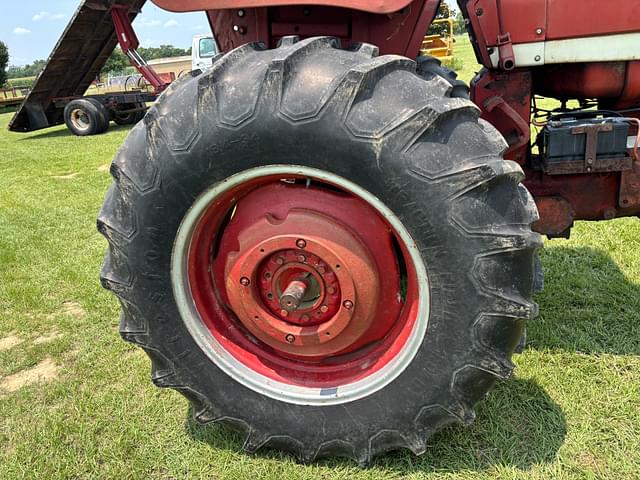 Image of Farmall 656 equipment image 3