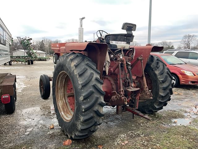 Image of Farmall 706 equipment image 4