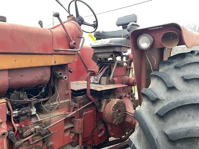 Image of Farmall 706 equipment image 3