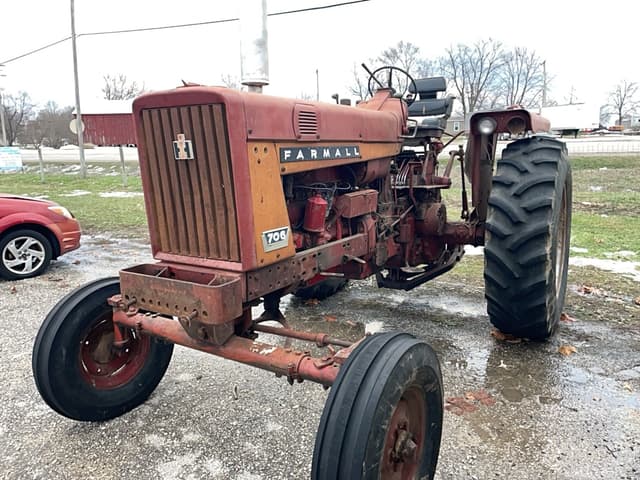 Image of Farmall 706 equipment image 1