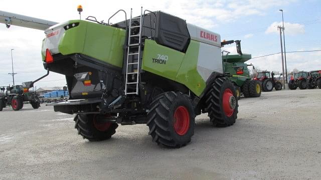 Image of CLAAS Trion 740 equipment image 3