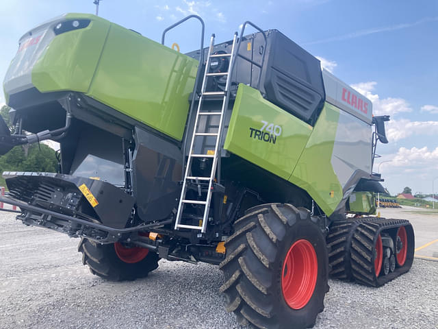 Image of CLAAS Trion 740TT equipment image 3