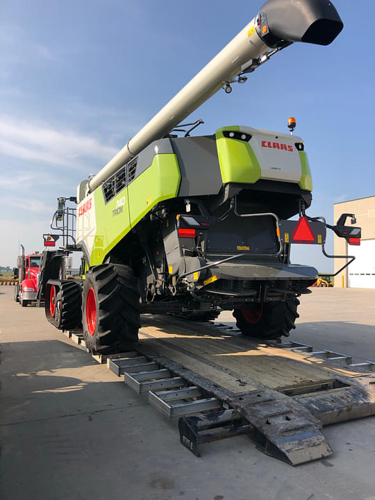 Image of CLAAS Trion 740TT equipment image 2