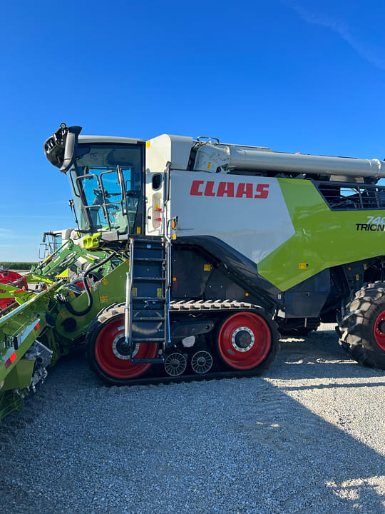 Image of CLAAS Trion 740TT Primary image