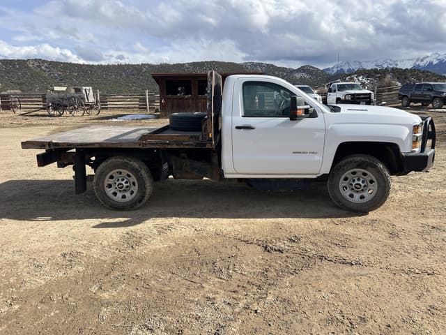 Image of GMC 3500HD equipment image 3