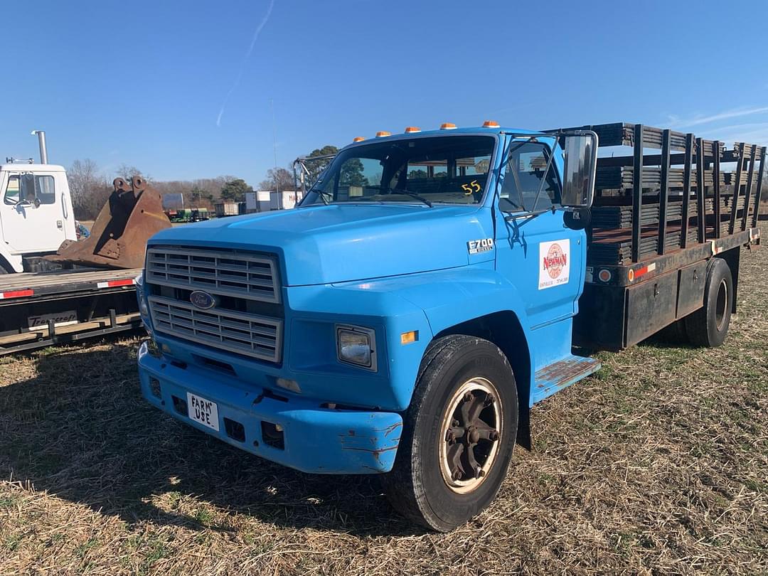 Image of Ford F-700 Primary image