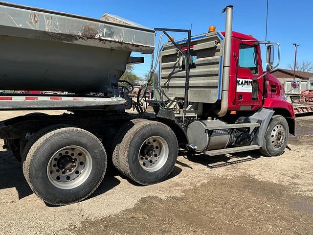 Image of Mack CX613 equipment image 4