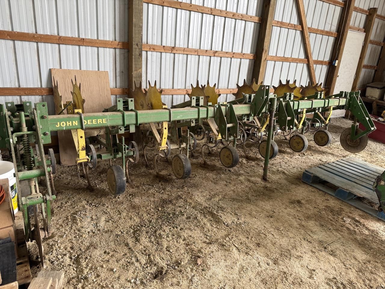 John Deere 825 Equipment Image0