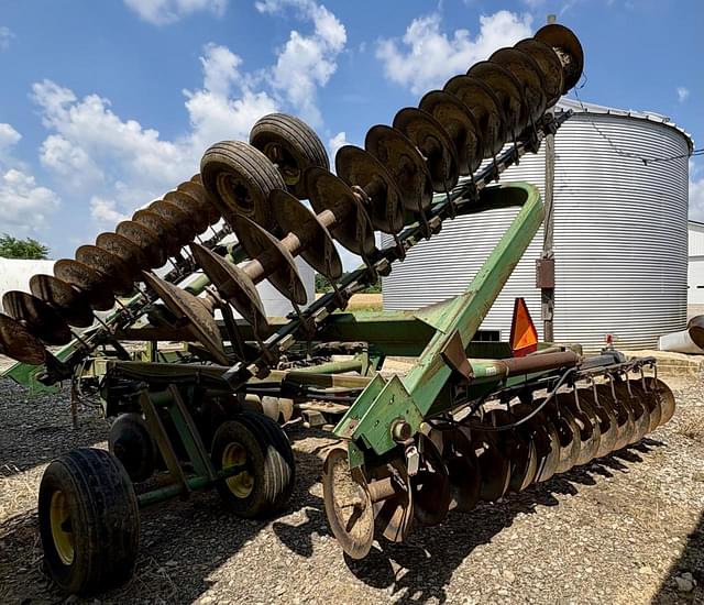 Image of John Deere 235 equipment image 2