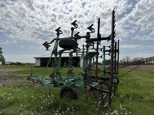 Image of Deutz-Allis 1300 equipment image 3