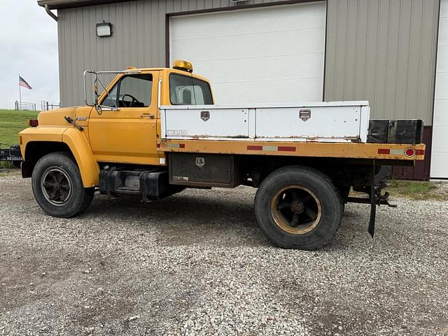 Image of Ford F-600 equipment image 2