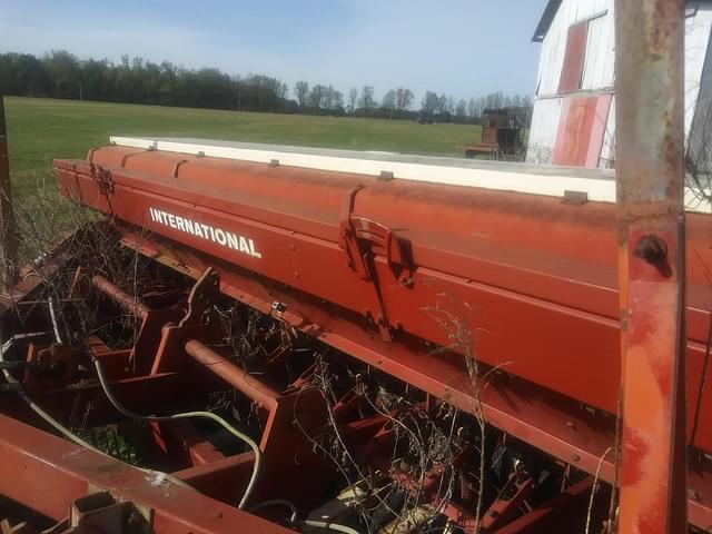 Image of International Harvester 620 equipment image 1