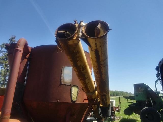 Image of New Holland 355 equipment image 4
