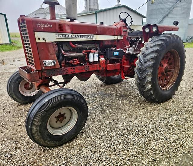 Image of International Harvester 1026 equipment image 1