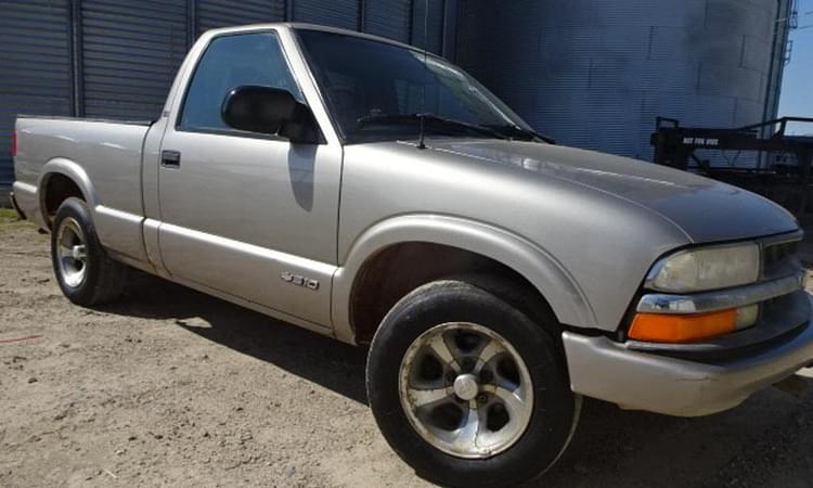 1999 Chevrolet S10 Equipment Image0