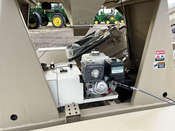 Image of Unverferth Seed Pro 210 equipment image 3