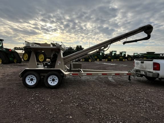 Image of Unverferth Seed Pro 210 equipment image 4