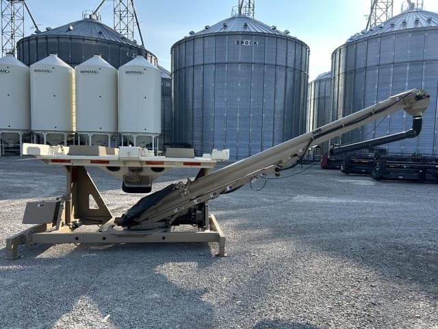 Image of Unverferth Seed Pro 410 equipment image 3
