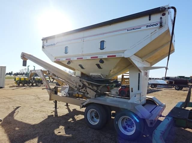 Image of Unverferth Seed Runner 5000 equipment image 4